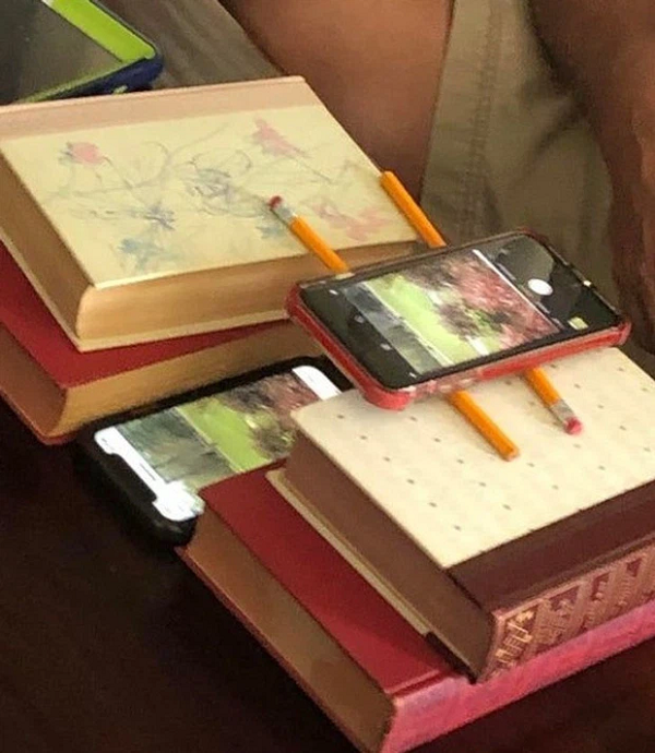 Bố tôi đang chụp ảnh từ một cái điện thoại khác để gửi cho mẹ.