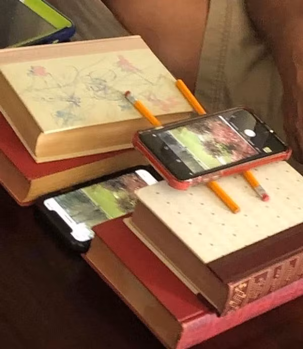 Bố tôi đang chụp ảnh từ một cái điện thoại khác để gửi cho mẹ.