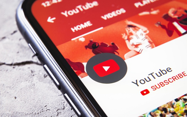 YouTube đã yêu cầu các nhà sáng tạo gửi thông tin thuế của họ trong AdSense để xác định số thuế chính xác sẽ khấu trừ. Các thay đổi áp dụng cho tất cả những nhà sáng tạo bên ngoài nước Mỹ, bao gồm cả ở Việt Nam.