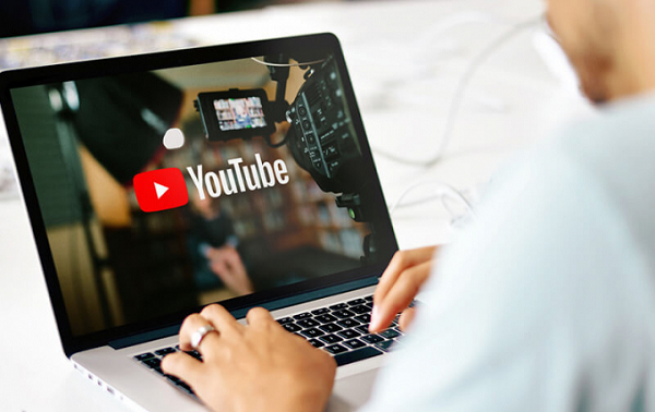 "Google sẽ khấu trừ thuế đối với thu nhập trên YouTube của người xem ở Mỹ từ lượt xem quảng cáo, YouTube Premium, Super Chat, Super Stickers và Channel Memberships", Google viết trên trang hỗ trợ của mình.