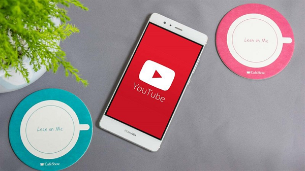 Năm ngoái, Youtube cũng khiến các nhà sáng tạo giận dữ khi cập nhật điều khoản dịch vụ, nhường chỗ cho việc chạy quảng cáo trên các video do những nhà sáng tạo nhỏ không tham gia chương trình đối tác và không tạo ra bất kỳ khoản thu nhập trực tiếp nào từ nền tảng này.