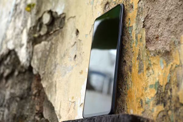 Máy sử dụng chip Qualcomm Snapdragon 678 (tiến trình 11nm) 8 nhân, đồ họa Adreno 612. Với trang bị sạc nhanh, viên pin lớn cùng Android 11 và thiết kế bên ngoài khá bắt mắt, sản phẩm được kỳ vọng sẽ tạo được điểm nhấn trong phân khúc.