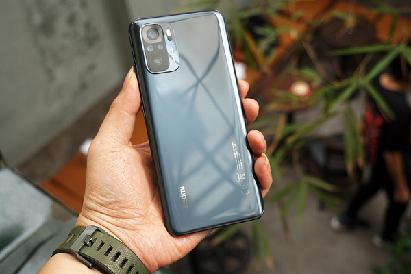 Là sản phẩm giá rẻ nhưng Redmi Note 10 vẫn được trang bị công nghệ sạc nhanh kèm củ sạc 33W theo hộp. Nhà sản xuất công bố máy có thể sạc 50% trong 25 phút đầu tiên và đầy 100% pin (5.000mAh) trong 74 phút.