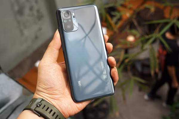 Là sản phẩm giá rẻ nhưng Redmi Note 10 vẫn được trang bị công nghệ sạc nhanh kèm củ sạc 33W theo hộp. Nhà sản xuất công bố máy có thể sạc 50% trong 25 phút đầu tiên và đầy 100% pin (5.000mAh) trong 74 phút.