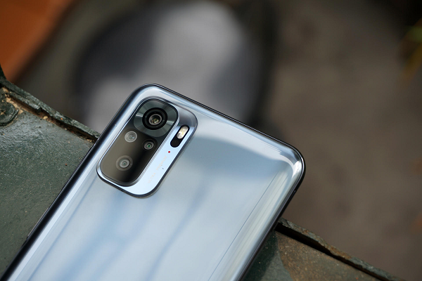 Tùy từng thị trường, sản phẩm có thể được trang bị chuẩn chống nước, chống bụi IP53. Máy chạy Android 11 với giao diện MIUI độc quyền của Xiaomi.