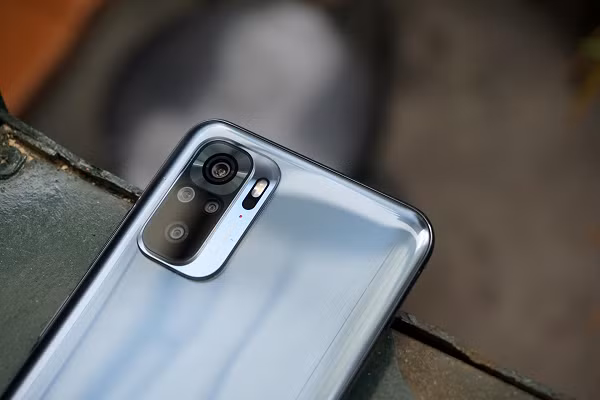 Tùy từng thị trường, sản phẩm có thể được trang bị chuẩn chống nước, chống bụi IP53. Máy chạy Android 11 với giao diện MIUI độc quyền của Xiaomi.