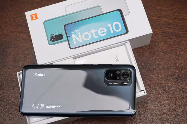 Mặt sau của máy là cụm camera lớn với cảm biến chính 48 MP, camera góc siêu rộng 8 MP, camera macro 2 MP để chụp cận cảnh và cảm biến độ sâu 2 MP để hỗ trợ chụp chân dung.