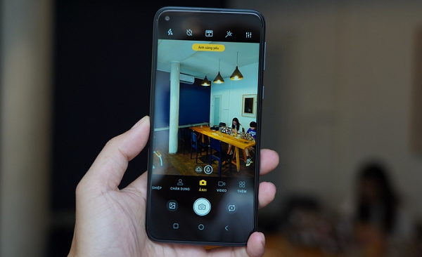 eSIM là sim điện tử có lợi thế không cần tháo lắp để kích hoạt hoặc chuyển đổi như sim vật lý nên vô cùng thuận tiện cho người dùng.