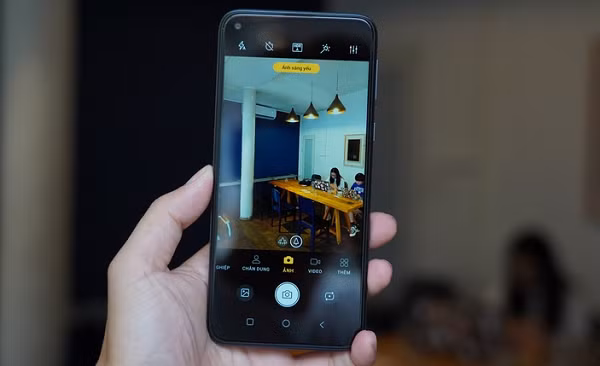 eSIM là sim điện tử có lợi thế không cần tháo lắp để kích hoạt hoặc chuyển đổi như sim vật lý nên vô cùng thuận tiện cho người dùng.