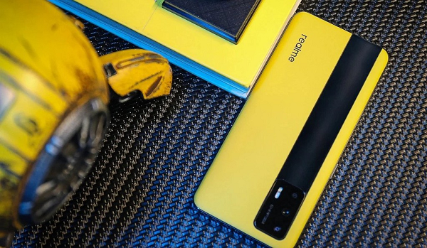 Đây cũng là chiếc máy rất mỏng nhẹ, phiên bản có mặt lưng hoàn toàn bằng kính mỏng hơn một chút ở mức 8,4mm so với 9,1mm của phiên bản da kính, khối lượng đều là 186 gram.