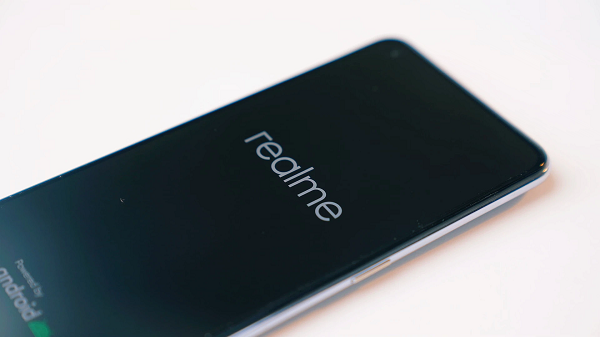 Hệ thống loa âm thanh nổi hỗ trợ Dolby Atmos và đạt chuẩn Hi-Res. Một số tính năng và trang bị khác của Realme GT 5G: kết nối 5G, Wi-Fi 6, Bluetooth 5.2, cổng USB-C, động cơ rung tuyến tính Tactile Engine và đặc biệt vẫn có cổng tai nghe 3.5 mm.