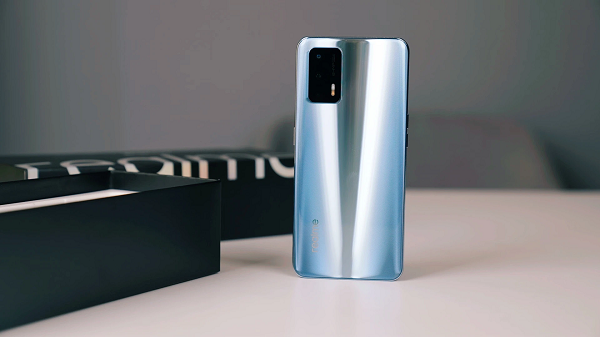 Ở mặt trước Realme GT 5G đi kèm với màn hình "nốt ruồi", sử dụng tấm nền AMOLED kích thước 6.5 inch.