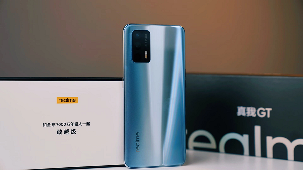 Trong đó 2 màu xanh và trắng là mặt kính, còn bản màu vàng sẽ có mặt lưng được hoàn thiện từ da khá đẹp mắt. Với phiên bản mặt lưng kính màu bạc thông thường, bạn sẽ nhận được vẻ ngoài bóng bẩy, có những đường nét riêng dù cho cụm camera không quá mới. 