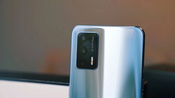 Realme GT 5G được trang bị con chip Snapdragon 888, đi kèm RAM tùy chọn lên tới 12GB LPDDR5 và bộ nhớ lưu trữ 128/256GB UFS 3.1.