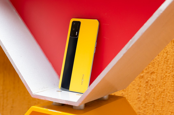 Dải đen chạy dài từ cạnh dưới mặt lưng kéo qua cụm camera nhưng không kéo hết cũng tạo ra điểm nhấn mới lạ.