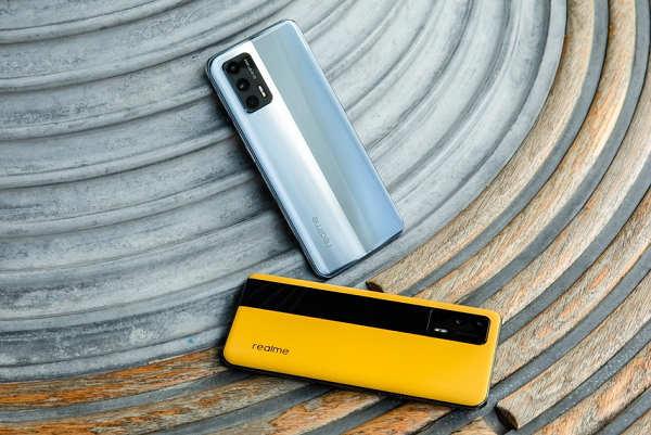 Phiên bản còn lại được Realme đặt tên là Realme GT 5G God of War Special Edition-Dawn, sử dụng tông màu đen-vàng trẻ trung với chất liệu da-kính.