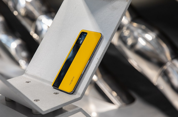 Realme GT 5G sẽ có giá bán siêu rẻ, chỉ 2799 tệ và 3299 tệ, khoảng 9.9 triệu đồng và 11.7 triệu đồng tương ứng với 2 phiên bản 8GB/128GB và 12GB/256GB.