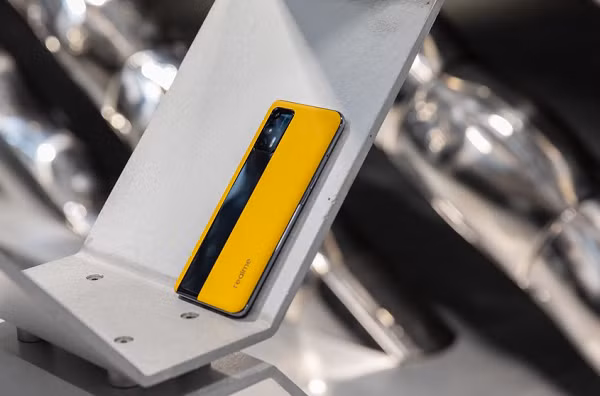 Realme GT 5G sẽ có giá bán siêu rẻ, chỉ 2799 tệ và 3299 tệ, khoảng 9.9 triệu đồng và 11.7 triệu đồng tương ứng với 2 phiên bản 8GB/128GB và 12GB/256GB.