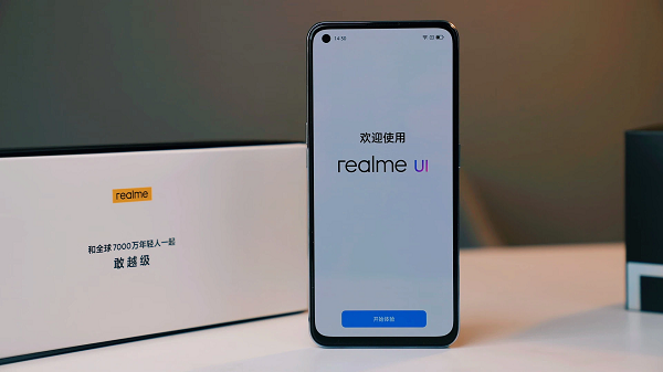 Máy có viên pin 4500mAh và hỗ trợ công suất sạc nhanh 65W. Ngoài ra, Realme GT 5G cũng hỗ trợ công nghệ Wi-Fi 6, có jack cắm tai nghe 3.5mm và chạy sẵn trên giao diện realme UI 2.0.