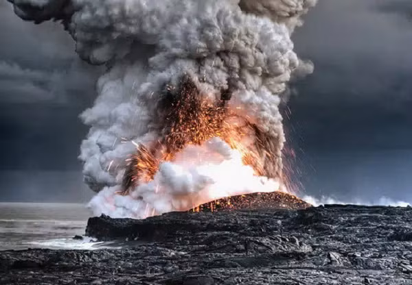 Tại thời điểm núi lửa phun trào, vật chất nóng chảy trên 1000 độ C sẽ phun lên bề mặt Trái đất. Do sự hình thành núi lửa và đám cháy khác nhau, do đó nước biển không thể dập tắt núi lửa ngầm dưới đại dương.