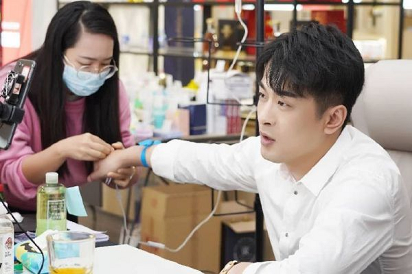 Ngoài Lý Giai Kỳ, cộng đồng mạng Trung Quốc cũng đang dậy sóng về "ông hoàng livestream" Xinba có thành tích bán 12 giờ đồng hồ bằng doanh thu cả trung tâm thương mại lớn bán trong 1 năm.