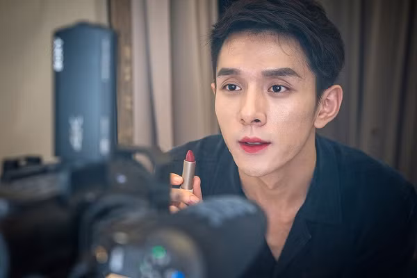 Mỗi lần lên sóng của chàng trai sinh năm 1992 thu hút hàng trăm triệu lượt xem. Một ngày, Lý Giai Kỳ thử khoảng 300 mẫu son khác nhau với hơn 7 tiếng livestream liên tục trên Taobao.