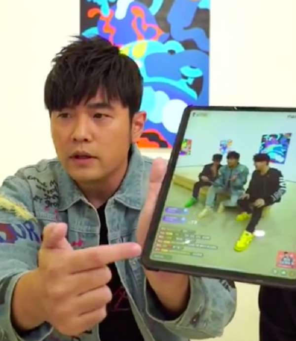 Vào năm ngoái, tài tử người Trung Quốc có buổi livestream giao lưu với người hâm mộ. Nội dung của buổi livestream bao gồm làm ảo thuật, giao lưu nói chuyện cùng khán giả.