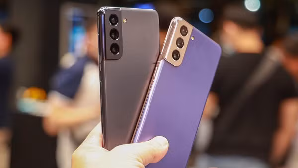 Chính vì vậy, mẫu flagship 5G này có lẽ là lựa chọn hàng đầu cho bất kỳ ai đang có ý định nâng cấp lên một chiếc điện thoại mới năm nay. Galaxy S21 và S21+ được trang bị chip xử lý Exynos 2100 hỗ trợ kết nối 5G, RAM 8 GB, bộ nhớ trong 128 GB. Galaxy S21+ có thêm phiên bản 256 GB bộ nhớ trong.