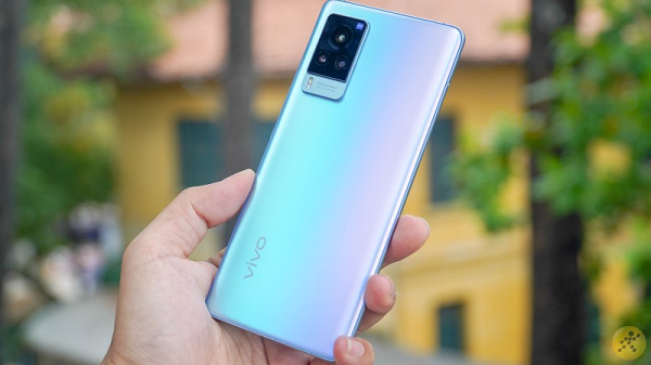 Vivo X60 Pro là smartphone 5G mới của Vivo. Máy có màn hình giống đàn em X50 Pro với tấm nền AMOLED kích thước 6,56 inch, độ phân giải Full HD+ nhưng được tăng tần số làm tươi lên 120 Hz.