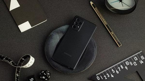 Máy dùng màn hình SuperAMOLED 6,5 inch, độ phân giải FullHD+, thiết kế Infinity O giống thế hệ trước. Samsung nâng cấp tần số làm tươi của máy lên 120 Hz, cao nhất phân khúc. Galaxy A52 chạy Android 11, giao diện OneUI 3.1. Máy được trang bị chip Snapdragon 750G, RAM 6 GB và bộ nhớ trong 128 GB.