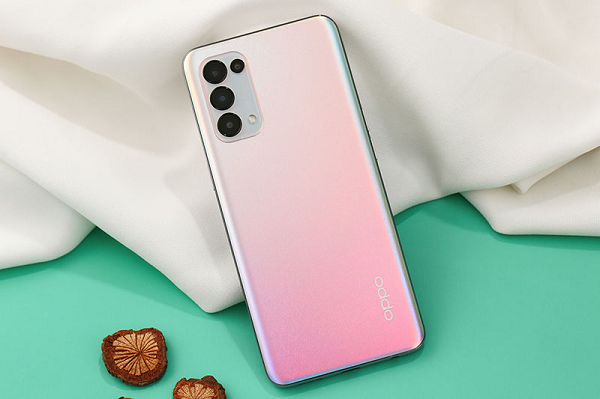 Có thể nói, Oppo Reno5 5G chính là chiếc smartphone có ngoại hình thu hút nhất của OPPO. Bên cạnh đó, công nghệ được trang bị cũng ấn tượng không kém. Máy có hai phiên bản với màu đen bóng và màu bạc, sử dụng lưng kính mờ với hiệu ứng đa sắc, chống bám vân tay.