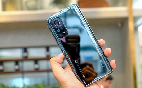 Chip Snapdragon 865, RAM 8 GB, bộ nhớ trong 128 GB tương đương các mẫu điện thoại cao cấp hiện nay, nhưng giá rẻ hơn một nửa. Pin dung lượng 5.000 mAh đi cùng sạc nhanh 33W.