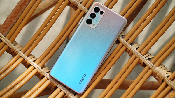 Reno5 5G là smartphone tầm trung đầu tiên của Oppo có kết nối 5G. Chip MediaTek Dimensity 1000+ đi kèm với đó là 8GB/12GB RAM và 128GB/256GB bộ nhớ trong.
