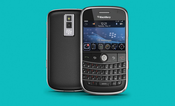 BlackBerry Bold 9000 (2008) sở hữu bàn phím QWERTY và nút bitract-ball tiện dụng, cùng với những giao diện và chức năng khá tiên tiến như hỗ trợ kết nối Wi-Fi, hệ thống định vị GPS, 3G. Đặc biệt hơn cả chính là giao diện BBM.