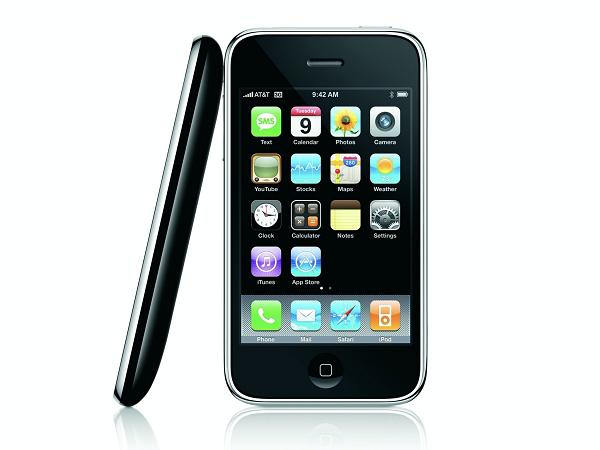 Apple iPhone 3G (2008) ra mắt gần như không có đối thủ. Nó sở hữu công nghệ 3G và App Store, màn hình cảm ứng rộng 3,5 inches 480×320 pixel; chất lượng hiển thị khá tốt, sáng, sắc nét, màu sắc rực rỡ và chi tiết hơn các smartphone khác thời điểm đó.