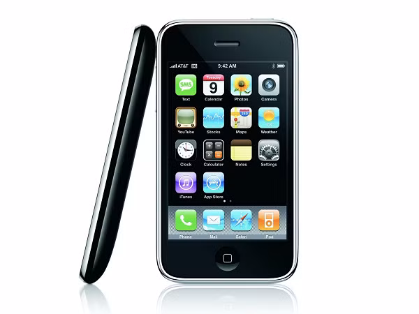 Apple iPhone 3G (2008) ra mắt gần như không có đối thủ. Nó sở hữu công nghệ 3G và App Store, màn hình cảm ứng rộng 3,5 inches 480×320 pixel; chất lượng hiển thị khá tốt, sáng, sắc nét, màu sắc rực rỡ và chi tiết hơn các smartphone khác thời điểm đó.