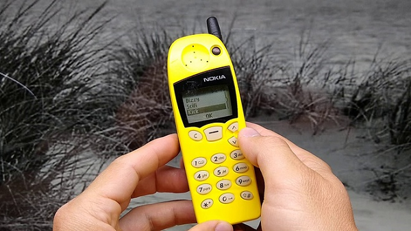 Nokia 5110 ra mắt năm 1998 là một trong những điện thoại phổ biến nhất những năm 2000 với hàng chục triệu sản phẩm được bán ra trên toàn cầu. Máy cài sẵn phiên bản đầu tiên của trò chơi Snake, khả năng thay vỏ nhiều màu sắc tùy sở thích người dùng bên cạnh thiết kế bền bỉ, thời lượng pin dài.