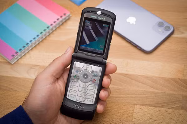 Motorola RAZR V3 ra mắt năm 2004 cũng được xem là huyền thoại trong làng di động. Khi điện thoại nắp gập vẫn còn thô kệch, kiểu dáng mỏng nhẹ sang trọng của Motorola RAZR góp phần đưa sản phẩm lọt top điện thoại bán chạy nhất mọi thời đại.