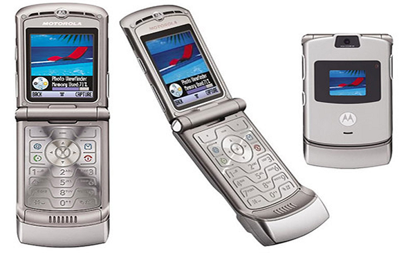 Motorola RAZR (1999 và 2004) từng gây bão một thời chỉ bởi một lí do: vẻ ngoài của nó quá bắt mắt! Sở hữu thiết kế tổng thể rất sang và sexy, cụm phím T9 bằng kim loại kèm theo đèn nền ấn tượng cũng như thân hình siêu mỏng
