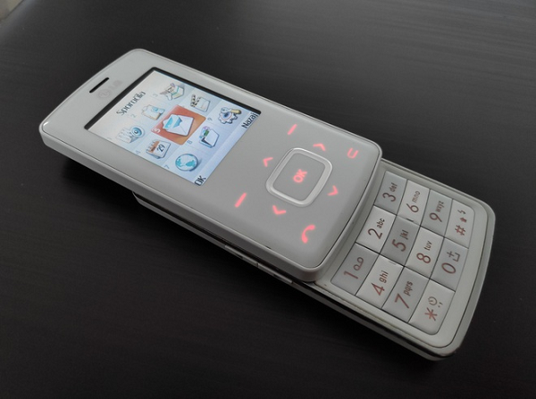 Ra mắt vào năm 2006, LG Chocolate được chú ý với thiết kế thời trang, mỏng nhẹ giống thanh kẹo chocolate. Cụm phím điều hướng trên sản phẩm là nút cảm ứng với đèn nền. Màu sắc đỏ đen hoặc đỏ trắng sang trọng, màn hình đẹp cũng là những yếu tố khiến sản phẩm được người dùng ưa chuộng.