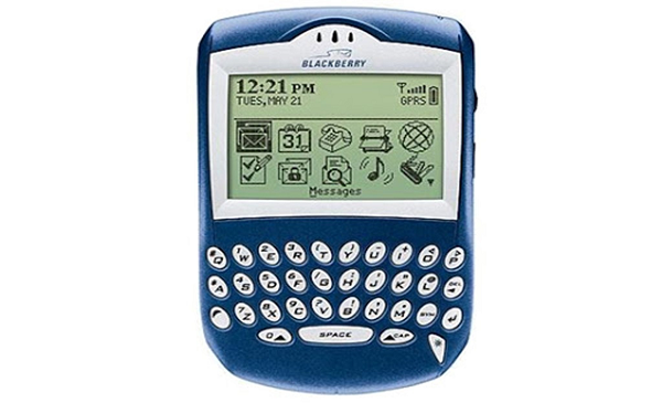  BlackBerry 6210 (2003) là dòng điện thoại cuối cùng của BlackBerry sở hữu màn hình đơn sắc. Chiếc điện thoại này đã có một thời kì huy hoàng khi vào thời điểm đó, nó có thể thực hiện rất tốt các chức năng như nhận - gửi email, lướt web, và sở hữu BBM (BlackBerry Messenger)
