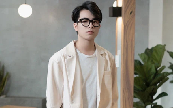 Tuy nhiên cư dân mạng lại cho rằng anh chàng như vậy không phải là người đàn ông tốt, xem tình cảm của bạn gái như trò đùa. Sau đó lại giải thích vô cùng lòng vòng, có phần văn vở.