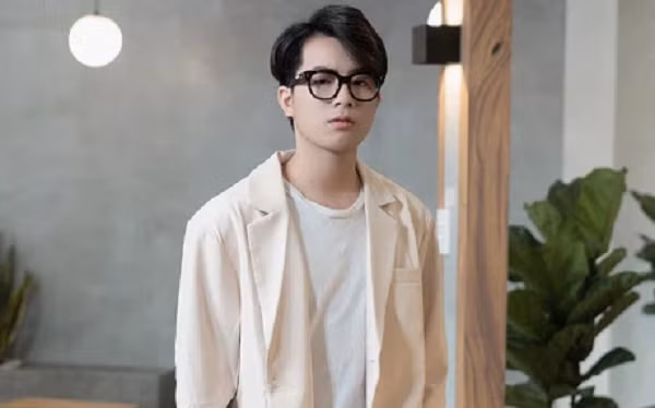 Tuy nhiên cư dân mạng lại cho rằng anh chàng như vậy không phải là người đàn ông tốt, xem tình cảm của bạn gái như trò đùa. Sau đó lại giải thích vô cùng lòng vòng, có phần văn vở.