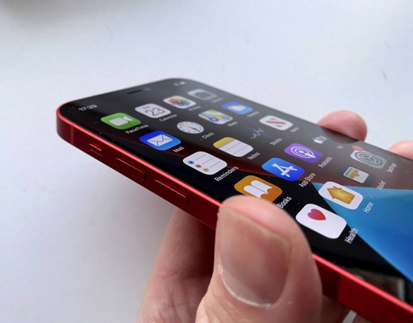 Không chỉ với phiên bản màu đỏ Product Red, hiện tượng phai màu sơn cũng xuất hiện trên iPhone 11 màu xanh lá cây và màu đen. Tuy nhiên, tình trạng này xảy ra quá nhanh với iPhone 12 và ở thời điểm hiện tại khiến người dùng ái ngại.