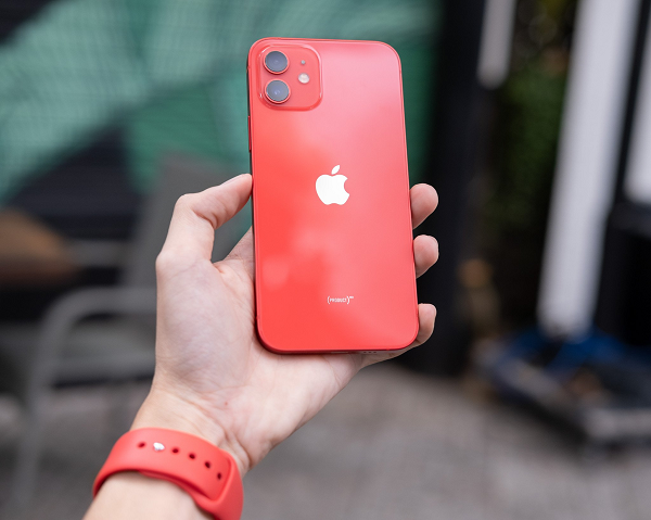 iPhone 12 và 12 mini có màu đỏ cổ điển của Apple, hoặc như Apple gọi nó là Product Red. Nó có vẻ nhạt hơn một chút so với những gì chúng ta nhìn thấy trên iPhone 11. Nhưng đây lại là bản màu rực rỡ nhất trong số các màu có sẵn trên iPhone 12/12 mini.