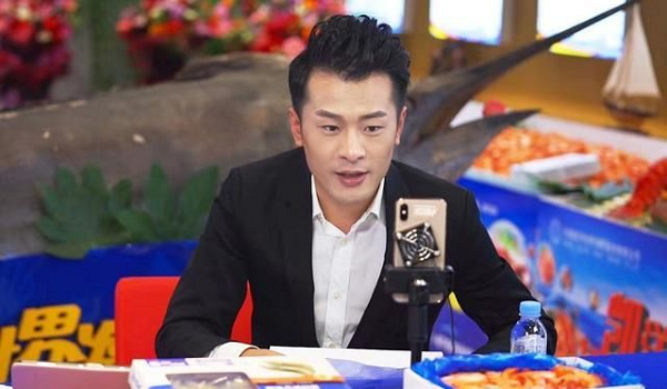 Tuy nhiên, nhiều thông tin cho rằng, để đạt được lượng người xem cũng như tương tác khủng như vậy, Xinba đã chi số tiền lớn mua lượng truy cập. Có thể anh chàng không kiếm được đồng lãi nào từ buổi livestream trên chỉ để hâm nóng tên tuổi của mình.