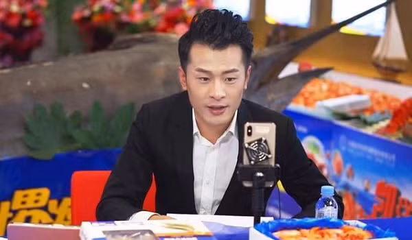 Tuy nhiên, nhiều thông tin cho rằng, để đạt được lượng người xem cũng như tương tác khủng như vậy, Xinba đã chi số tiền lớn mua lượng truy cập. Có thể anh chàng không kiếm được đồng lãi nào từ buổi livestream trên chỉ để hâm nóng tên tuổi của mình.