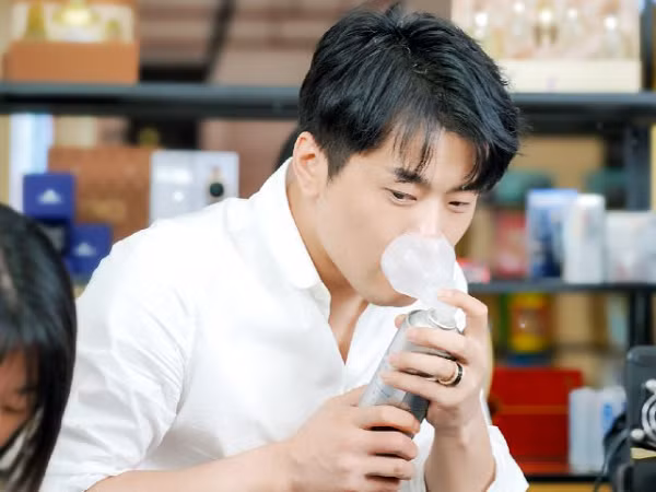 Sự sôi nổi, nhiệt huyết trong mỗi buổi livestream của Xinba đã biến người xem trở thành người mua, mang đến thành công không tưởng của "ông hoàng livestream".