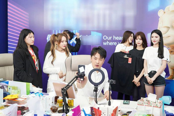 Sau khi tài khoản được mở khóa, Xinba vẫn không vội vàng xuất hiện trên sóng trực tiếp. Mục đích là đợi sự cho phép chính thức và liên hệ với nhãn hàng để mua hàng, đồng thời chuẩn bị thật tốt để mang lại lợi ích thực sự cho người hâm mộ.