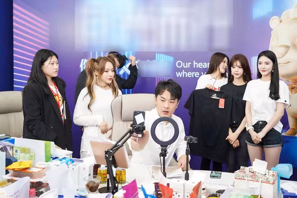 Sau khi tài khoản được mở khóa, Xinba vẫn không vội vàng xuất hiện trên sóng trực tiếp. Mục đích là đợi sự cho phép chính thức và liên hệ với nhãn hàng để mua hàng, đồng thời chuẩn bị thật tốt để mang lại lợi ích thực sự cho người hâm mộ.